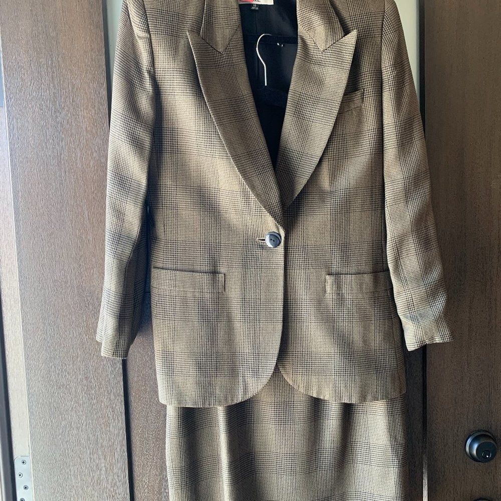 Fabulous Suit Coat w/straight-line skirt (size 10)